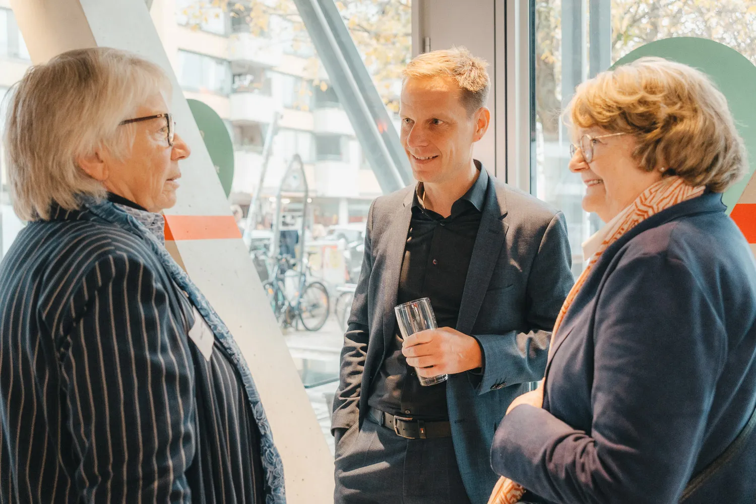 Gerlinde Hofmann, Kai Niebert und Helga Inden-Heinrich im Gespräch